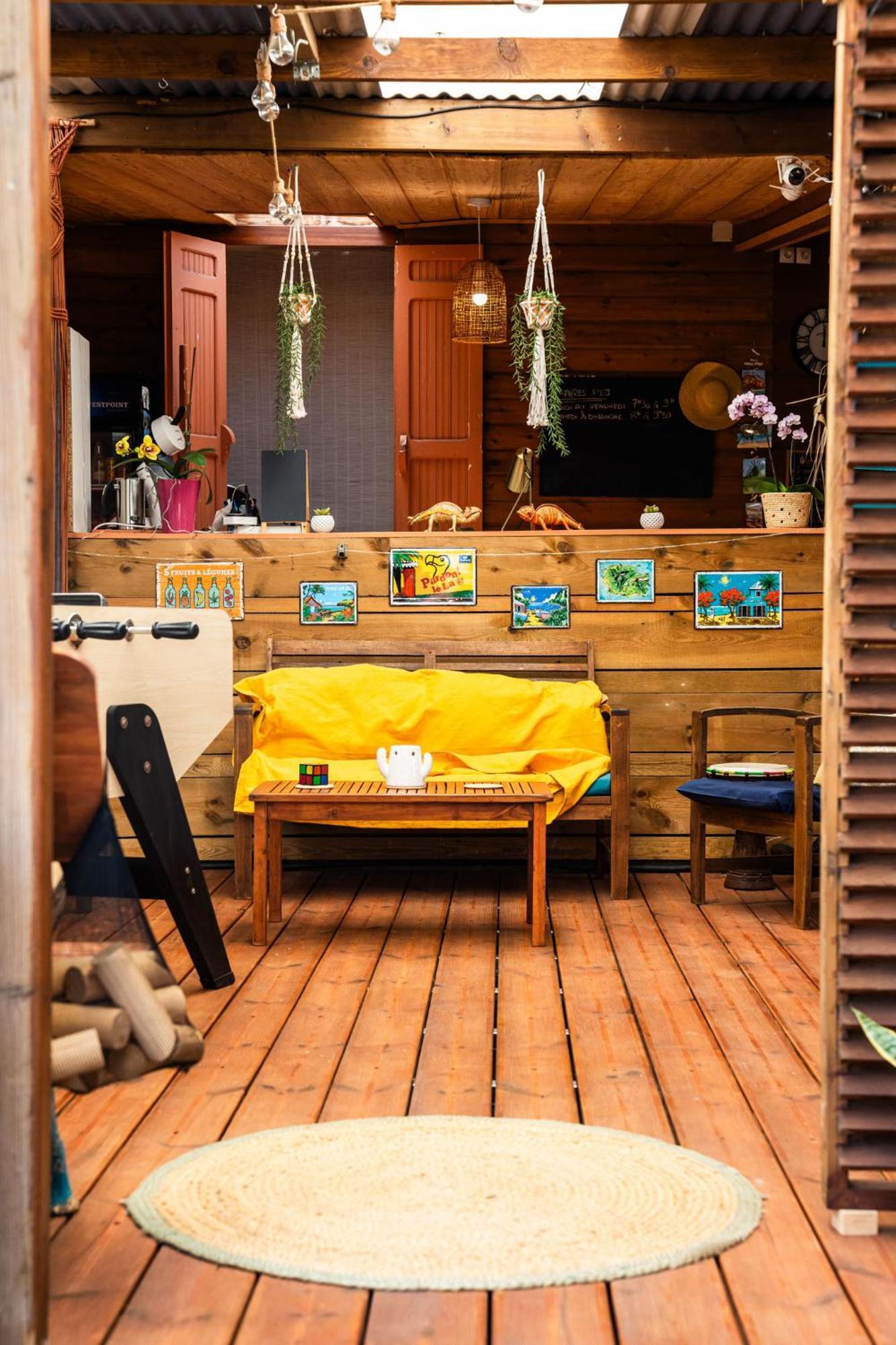 Les Baroudeurs Hostel Saint Pierre Exterior photo